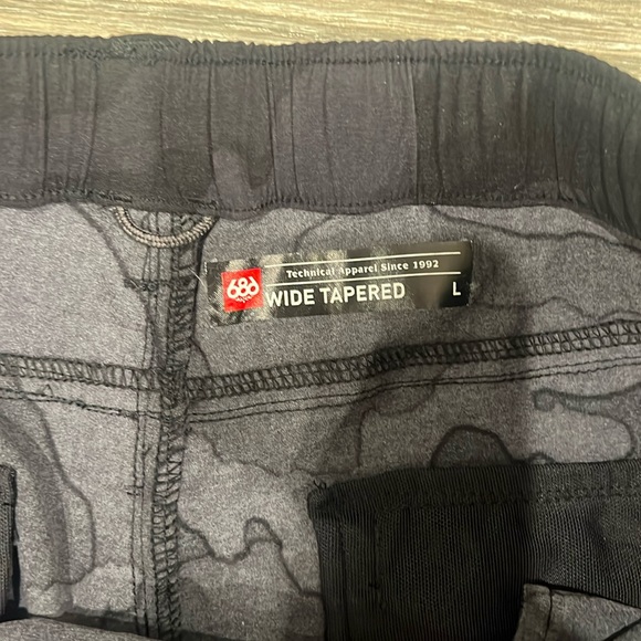 686 Traveler Cargo Pants. Size L. NWT. Black camo. - Picture 4 of 8
